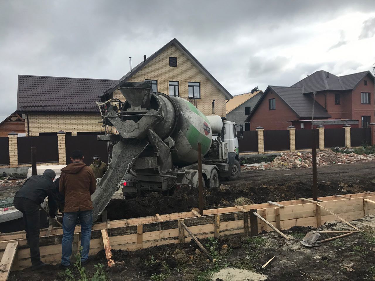 Строительство и заливка ленты для лицевой стороны забора — фото 3