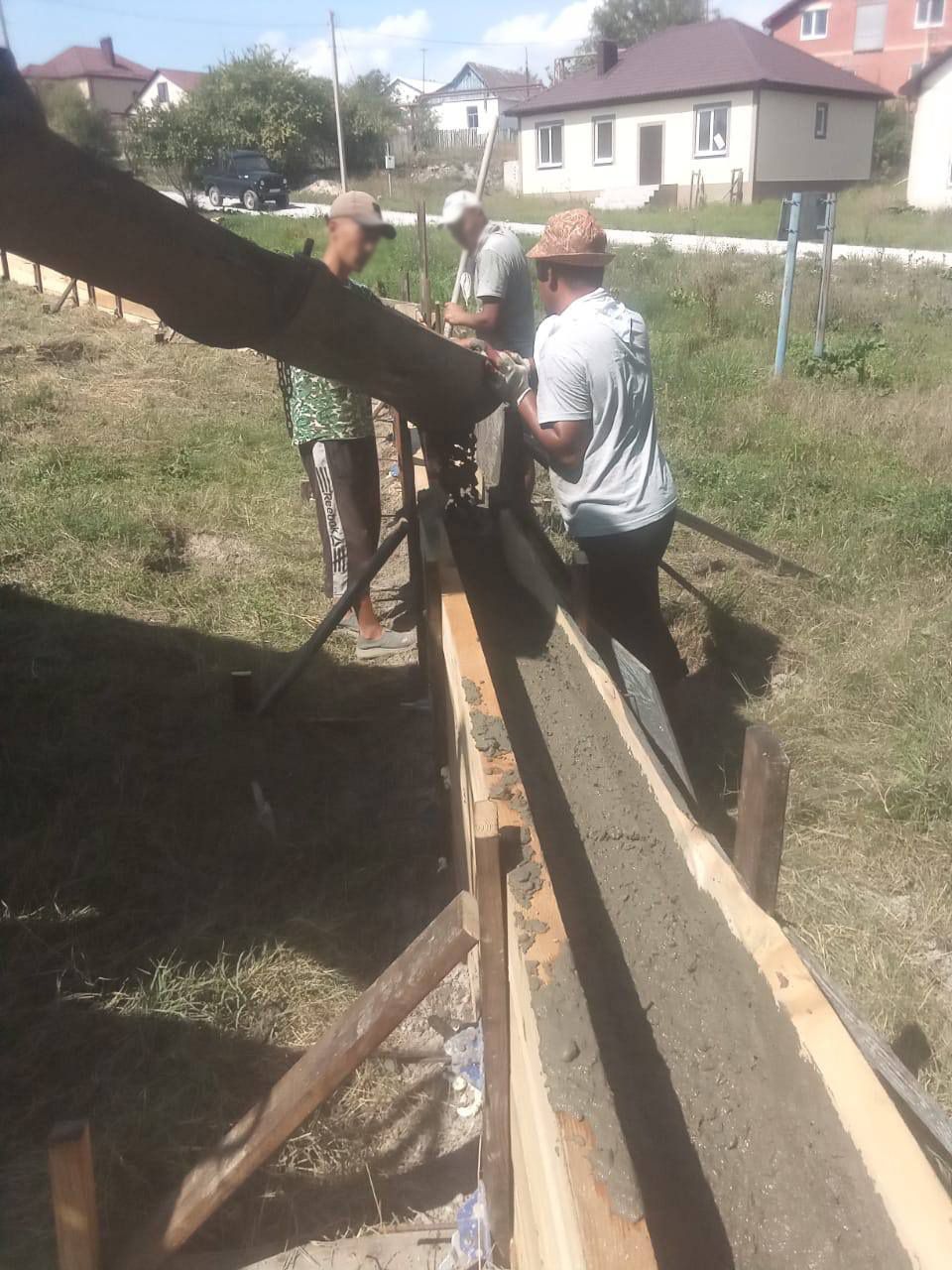 Строительство опалубки и заливка бетоном для забора — фото 1