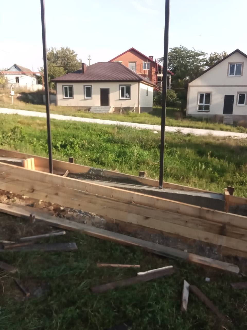 Строительство опалубки и заливка бетоном для забора — фото 2