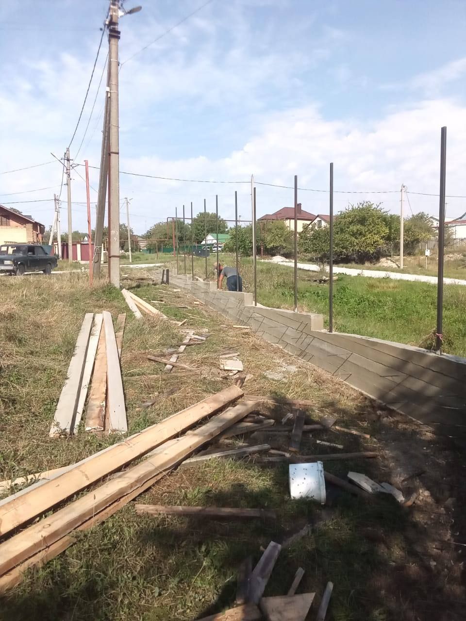 Строительство опалубки и заливка бетоном для забора — фото 3