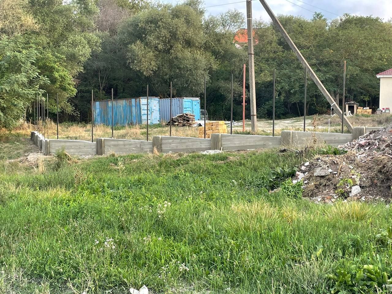 Строительство опалубки и заливка бетоном для забора — фото 4