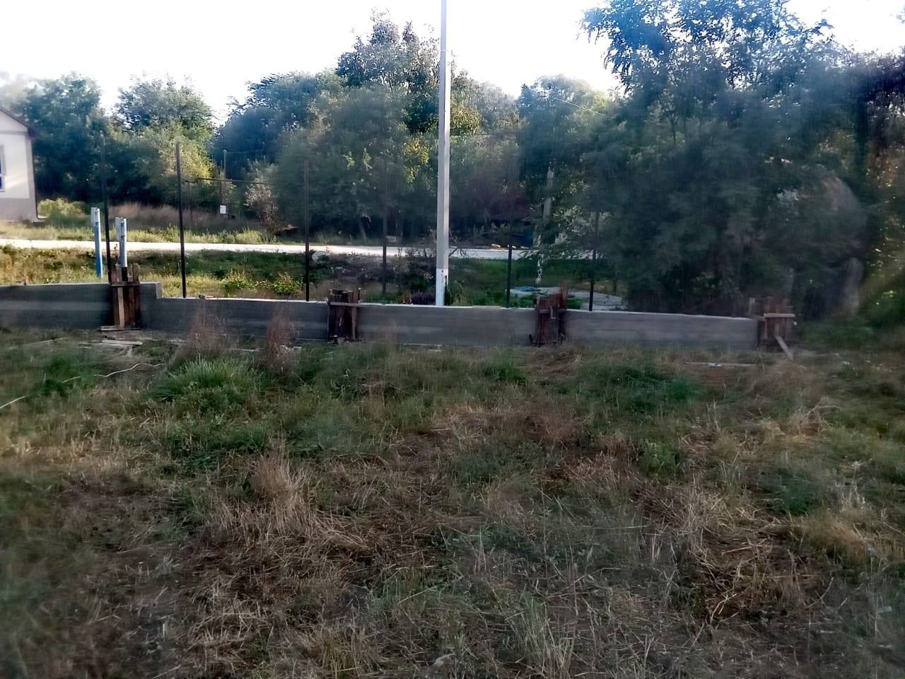 Строительство опалубки и заливка бетоном для забора — фото 7