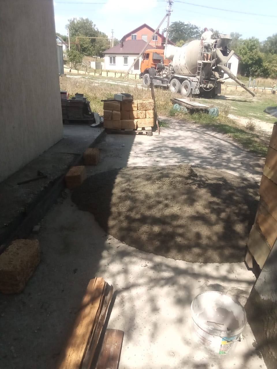 Заливка отмостки дачного дома — фото 3